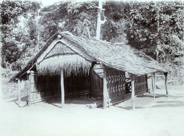 "La maison de Maramba (Livundi) en construction. Lamasong".