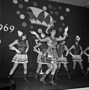 Karneval: Hotel Oldesloer Hof, Saal: Prunksitzung: Veranstalter Oldesloer Männerchor von 1844, Oldesloer Singakademie von 1946: Bühne: Mädchengarde und Tanzmariechen Ursula Vüllers bei Tanz, 16. Februar 1969