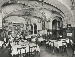 Dresden. Gaststätte Löwenbräu im Palais de Saxe, Inneres, Gastraum