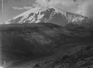 Landschaft mit Kibo : Blick über eine Ebene auf den verschneiten Kibo