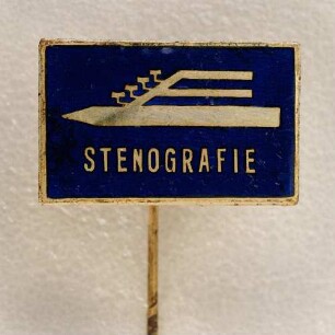Abzeichen Stenografie Gesellschaft für Stenografie und Maschinenschreiben der DDR (mit langer Nadel) : Medaillensammlung Stenografische Sammlung. Abzeichen Stenografie Gesellschaft für Stenografie und Maschinenschreiben der DDR (geflügelte Feder und Schreibmaschine sowie Aufschrift "Stenografie" auf blauem Grund, mit langer Nadel). Email, Metall; Maße (ohne Nadel) 16 x 26 mm (1960/1990). Dresden: SLUB R c 0470