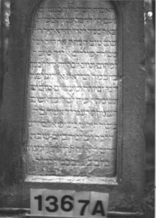Grabstein 1367 (Index: 99900295) Material: Sandstein Zustand: stark verwittert Maße HxBxT: 163x60x25 cm Beschreibung: aufgesockelte Stele mit Giebelaufsatz mit Voluten Symbolik: Voluten: Grabstein 1367A (Detailaufnahme)