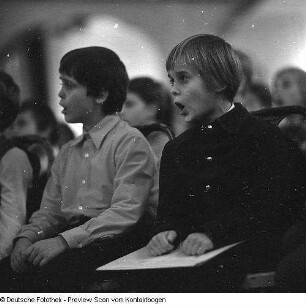 Knabenchor Dresden. Probe unter Chorleiter Manfred Winter in der EOS (Gymnasium) "Romain Rolland", 1973.12. & Probe mit den Solisten des Knabenchores Dresden, am Flügel Chorleiter Manfred Winter