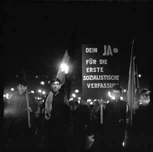 Volksentscheid zur neuen Verfassung der DDR am 6. April 1968, Bild 3: Nächtlicher Fackelzug von Jugendlichen wirbt für die Annahme der neuen Verfassung. SW-Foto, April 1968 © Kurt Schwarz.