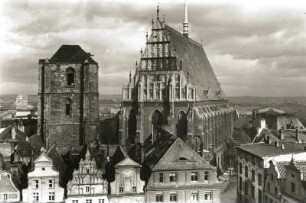 Neisse, Pfarrkirche St. Jakob : Neisse (Nysa/Polen). Blick vom Rathausturm nach Nordosten zum Glockenturm und zur Pfarrkirche St. Jakob