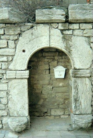 Detail voriges Bild: Renaissanceportal mit Sitzkonsolen und Pflanzenmotiven als Relief im Bogen