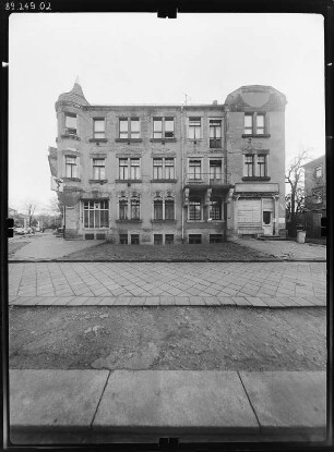 Dresden-Striesen, Altenberger Straße 25. Wohnhaus mit Läden (Parsifalapotheke, um 1900). Straßenfront