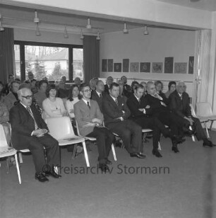 Evangelisches Gemeindezentrum: Vogt-Sanmann-Weg: Einweihung: Blick auf die Stuhlreihen mit Gästen: vorn Architekt Kurt Kuhnke, Pastor Helmut Gorny, Propst Karl Ludwig Kohlwage, Regierungsrat Alves, Pastor Karl-Wilhelm Mauritz und Bürgervorsteher Christoffer Umlauff