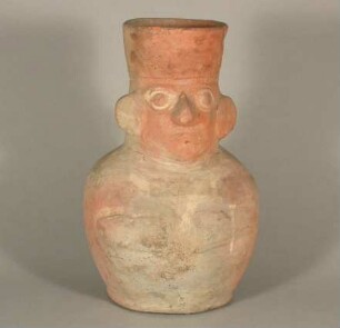 Stehende anthropomorphe Figur