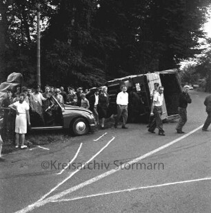 Verkehrsunfall: B 75: Kurve vor Schloss: Cabriolet und Lkw: beschädigtes Cabriolet, umgestürzter Lastwagen, Schaulustige, Polizist: Kreide-Markierungen auf Straße