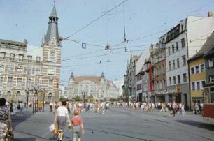 DDR. Erfurt, Anger. Blick zum Hauptpostamt und zum Konsumkaufhaus (ehemaliges Kaufhaus Römischer Kaiser (KRK))