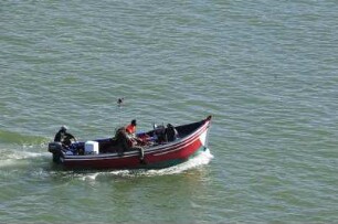 Fischerboot in Rabat : Ein Fischerboot fährt in den Hafen von Rabat, aufgenommen am 06.11.2008