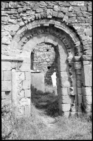 Aghadoe: Giebelwand der Klosterruine mit gotischen Fenstern [romanischer Türbogen]