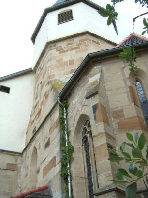 Ansicht von Südosten über Kirchturm-Frühgotischer Chorturm mit angesetzter Apside-Gotisch überarbeitet mit frühgotischen Spitzbogen- und Spätgotischen Maßwerkfenstern