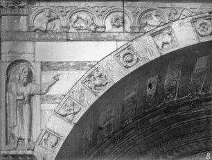 Hauptportal mit zweigeschossiger Vorhalle — Johannes der Täufer