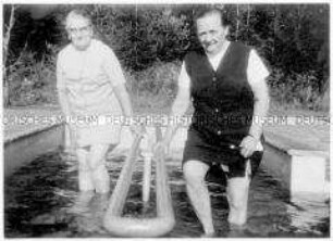 Zwei Frauen waten durch das Wasser, wahrscheinlich eine Kneipp-Kur