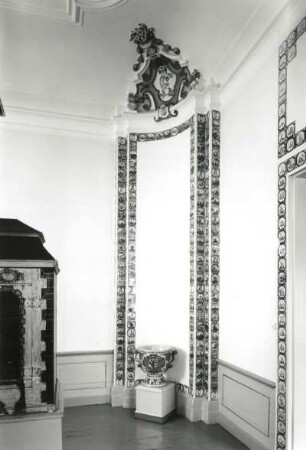 Arnstadt. Neues Palais (1728-1732). Raumecke mit Fliesendekoration