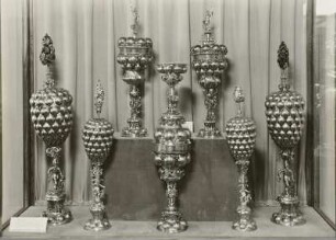 Vitrine 3: Traubenpokale und Buckelpokale