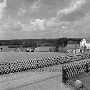 Grünanlage zwischen Markt, Matthias-Claudius-Schule und Ahrensböker Straße: Zufahrt, Jägerzaun, Rasen: im Hintergrund Häuser an Ahrensböker Straße