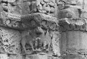 Westportal, rechtes Gewände: Kapitell mit Fabeltier