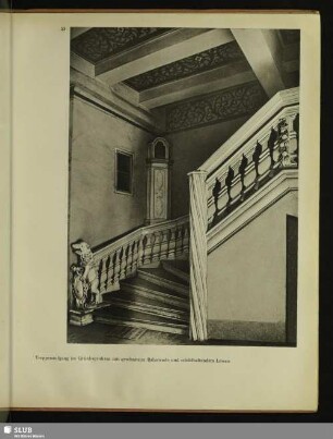 Treppenaufgang im Grünhagenhaus mit geschnitzter Balustrade und schildhaltendem Löwen