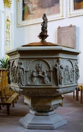 Frankreich. Alsace. Bas Rhin. Molsheim. Pfarrkirche und ehemalige Jesuitenkirche. Taufbecken