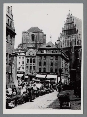 Oberschlesien. Neisse. Blick vom Ring auf die Kirche St. Jakobus und Agnes und dem neben der Kirche stehenden gotischen Glockenturm