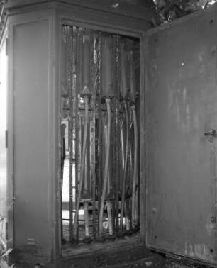 Dresden? Kabelverteilerstation. Um 1960? Ansicht mit geöffneter Tür