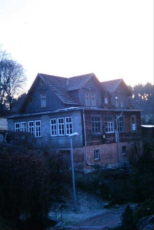 Haus mit vielen großen Fenstern