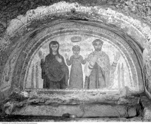 Arcosolium der Familie des Theotecnus (Theotecnus und seine Frau Ilaritas zu Seiten ihrer Tochter Nonnosa im Orantengestus)