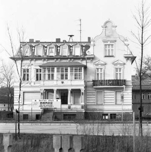Hoppegarten-Dahlwitz-Hoppegarten, Alte Berliner Straße 2. Villa mit ehemaligem Gasthaus "Zum sonnigen Eck" (1896/1897). Straßenansicht