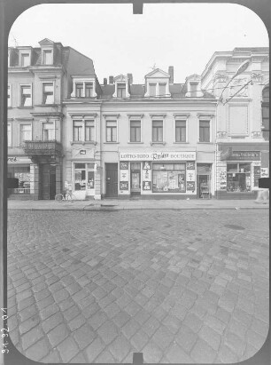 Dresden-Strehlen, Kreischaer Straße 4. Wohnhaus mit Läden (um 1890). Straßenfront