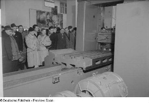 Besucher vor einem Messestand mit einer Maschine der Firma Strojexport auf der Ausstellungsfläche der Tschechoslowakei
