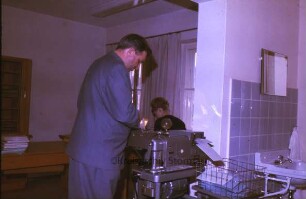 Stormarnhaus: Poststelle: Mitarbeiter an der Frankiermaschine