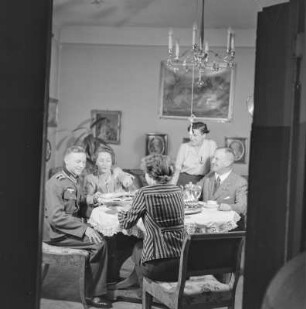 Wehrmachtssoldat in Uniform besucht seine Familie