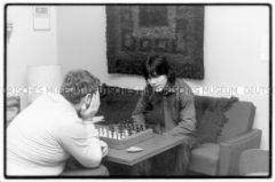 Zwei Männer sitzen auf dem Sofa und spielen Schach (Altersgruppe 14-17)