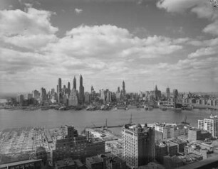 New York, Blick über den East River mit Brooklyn Bridge auf Manhattan