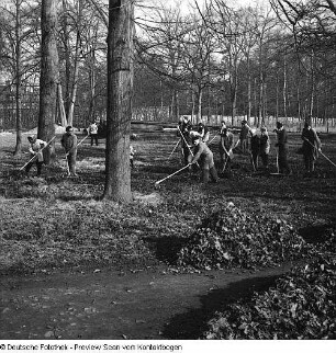 VMI (Volkswirtschaftliche Masseninitiative) Frühjahrsputz: Sachsenwerk und WBA 3 (Wohnbezirksausschuß) im Waldpark