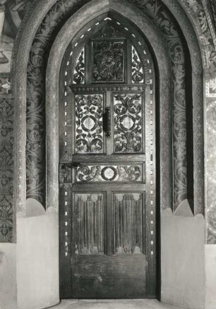 Tür mit ostfriesischen Mittelfeldern. Eiche, geschnitzt, Schmiedeeisen. Um 1870/1880. Meißen: Albrechtsburg T 57/1309, 2. Geschoß, Kleiner Gerichtssaal
