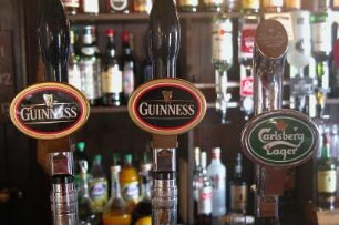 Irland - Zapfhahn für Guinness : Zapfhahn für Guinness in einem Pub. Aufgenommen 2004