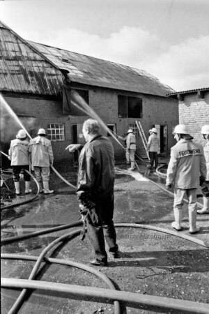 Grastwiete: Freiwillige Feuerwehren aus Bargfeld-Stegen, Nienwohld, Elmenhorst und Jersbek löschen den Brand eines Resthofes