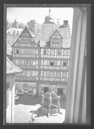 Blick aus einem Fenster auf Engelsbrunnen und Rathausgasse (Geschäfte Witt und Klüpfel)