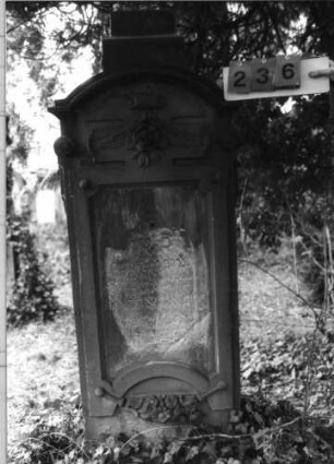 Grabstein 236 (Index: 100093478) Maße HxBxT: 168x67x30 cm Symbolik: Rosenblüte, Verzierungen: Grabstein 236