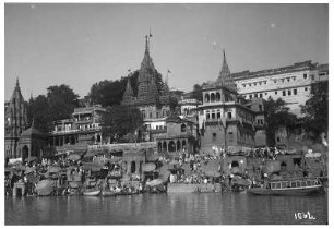 Varanasi (Benares), Indien. Ghat und Tempel am Gangesufer