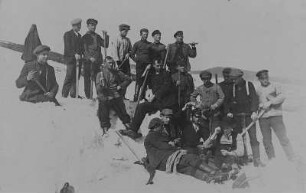 Eine Gruppe Hilfsarbeiter nach dem Schneeschippen : Eine Gruppe Hilfsarbeiter nach dem Schneeschippen