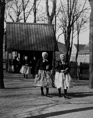 Schleife (Oberlausitz). Kirchgang. Frauen in evangelischen Schleifer Trachten