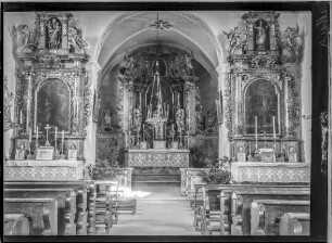 Kirche, Altäre mit Kronleuchter