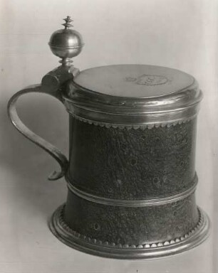 Walzenkrug aus Serpentin mit Zinndeckel