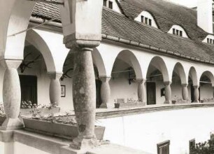 Topoľčianky. Palais Rákóczy (1662). Arkaden