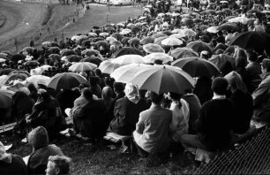 Schauinslandrennen: Publikum mit Regenschirmen